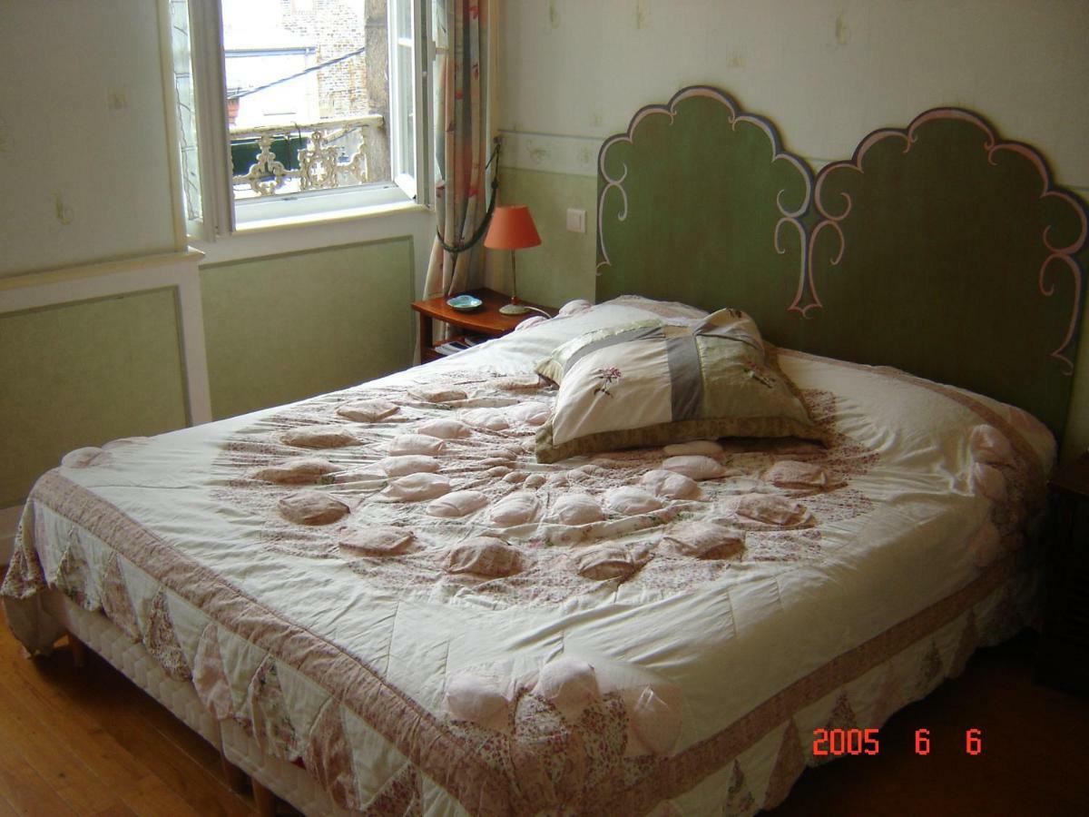 Le Logis Du Roc Bed & Breakfast Granville Exterior photo